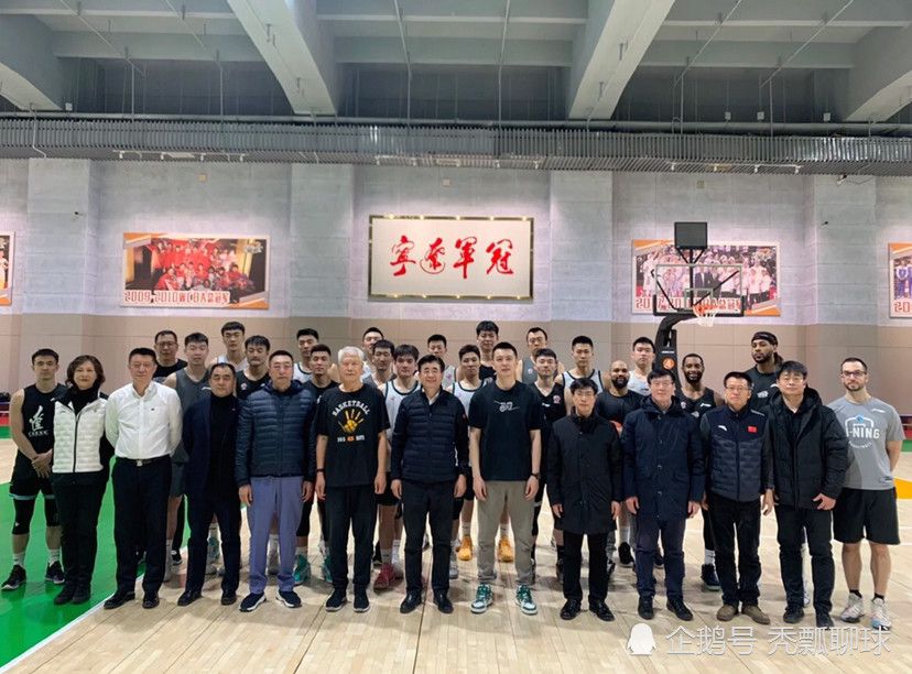 曼联联赛上一轮主场3-2击败阿斯顿维拉，总算结束了各项赛事四场不胜的局面，球队目前在英超积分榜排名第七，名次逐渐有所提升，目前他们也希望能够继续抢分打入欧战区。